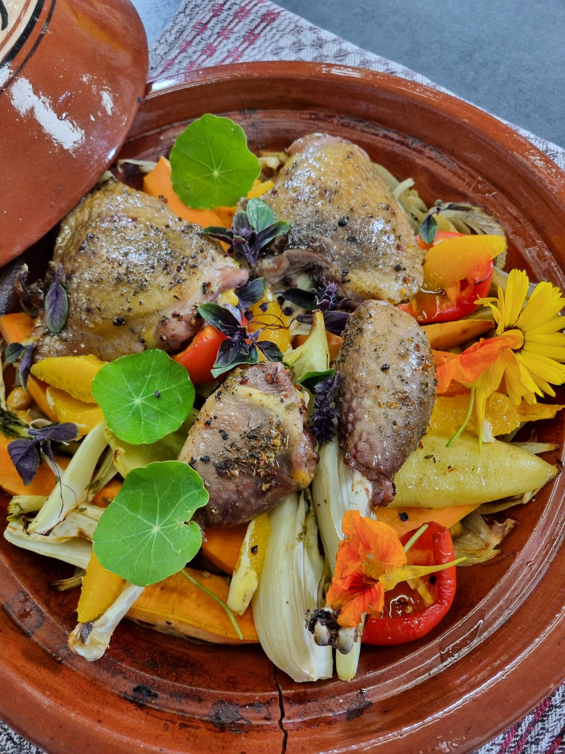 Perlhuhnkeulen in der Tajine gegart